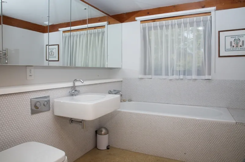 Bathroom at Contemporary Winchelsea cabin, D1956 (photo 8)