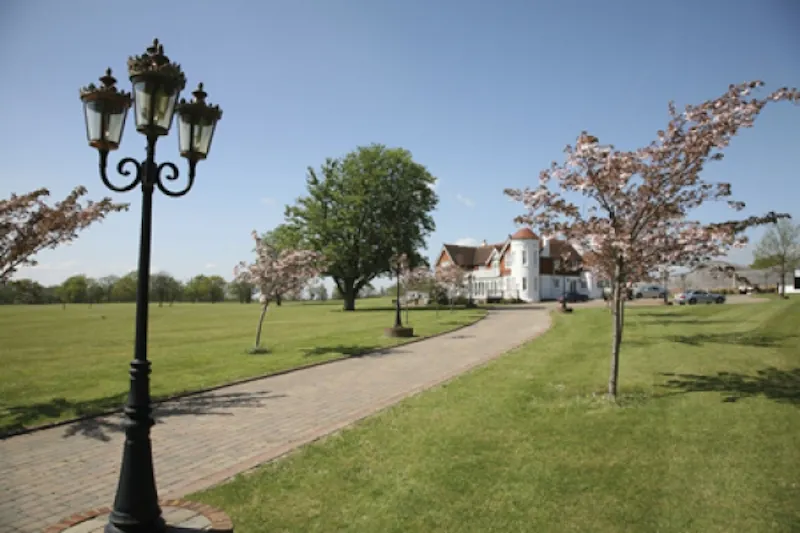 Driveway at Billingshurst country estate, D1899 (photo 2)