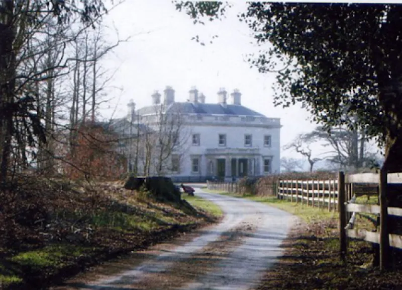 Driveway at Palladian Hemel Hempstead house, A63 (photo 3)