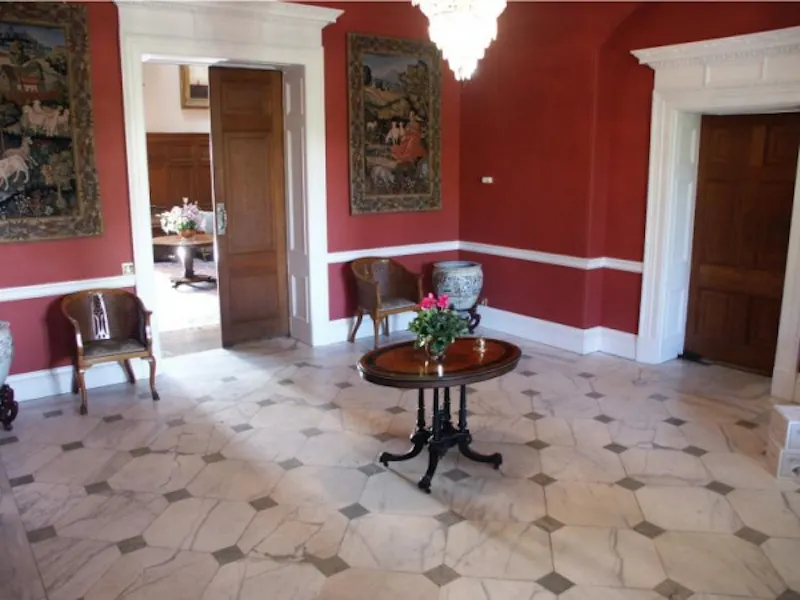 Entrance hall at Palladian Hemel Hempstead house, A63 (photo 5)