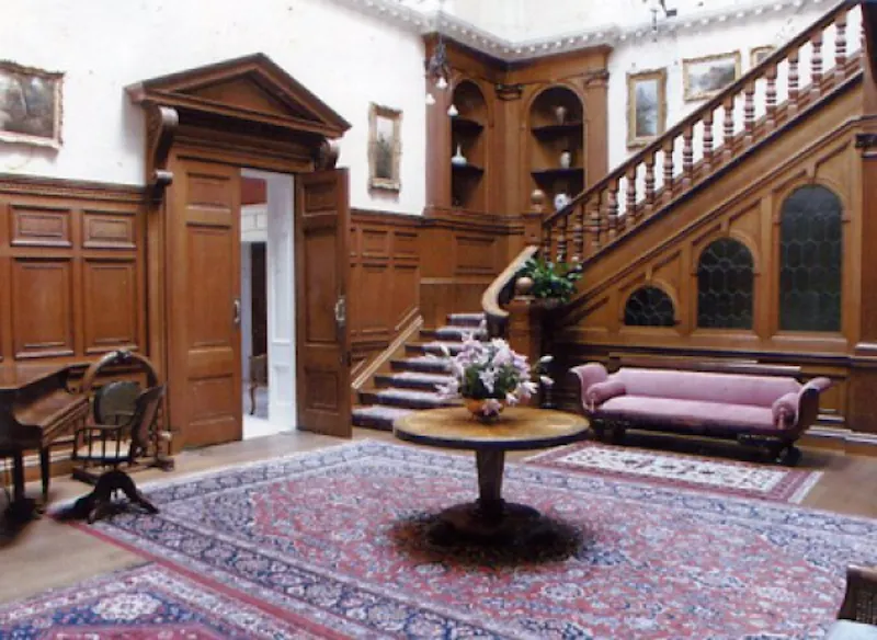 Entrance hall at Palladian Hemel Hempstead house, A63 (photo 6)