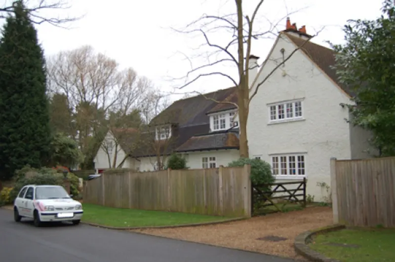 Driveway at Arts and Crafts Oxshott house, D1058 (photo 2)