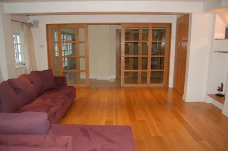 Living Room at Arts and Crafts Oxshott house, D1058 (photo 9)