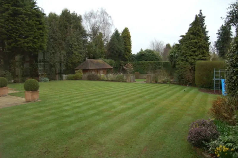 Garden at Arts and Crafts Oxshott house, D1058 (photo 13)