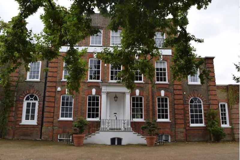 Driveway at Twickenham townhouse with pool, A980 (photo 1)