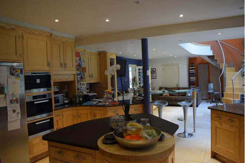 Kitchen at Twickenham townhouse with pool, A980 (photo 3)