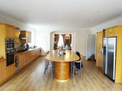 Opulent Kew Green house, A793