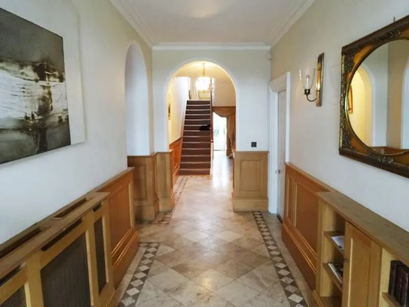 Entrance hall at Opulent Kew Green house, A793 (photo 6)