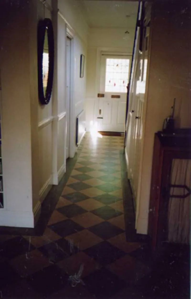 Entrance hall at East Sheen Edwardian house, B1281 (photo 3)