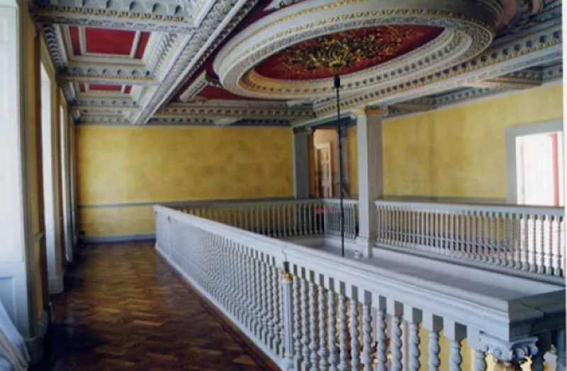Mezzanine at Ornate Hampton Court mansion, A859 (photo 4)