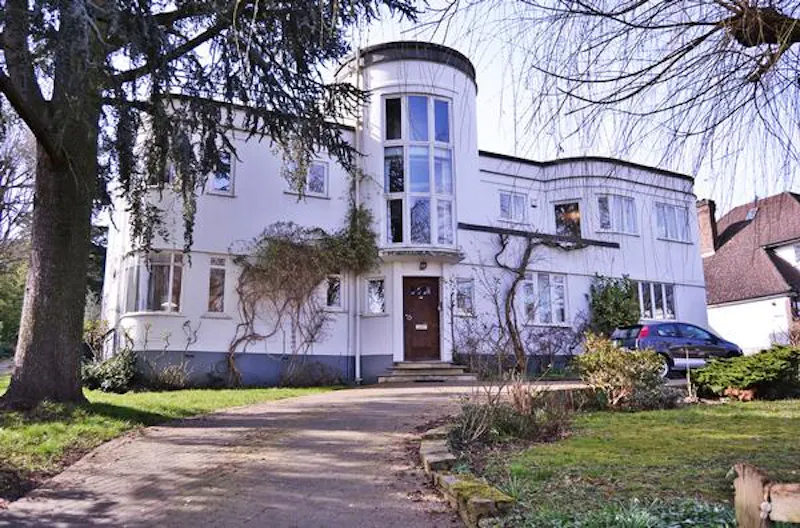 Driveway at Art Deco Wimbledon house, D1341 (photo 1)