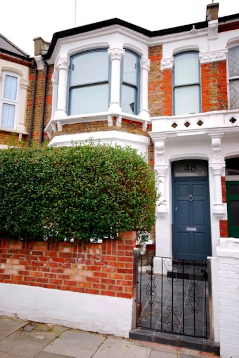 Dark glossy Kensal house, D1960 (photo 1)