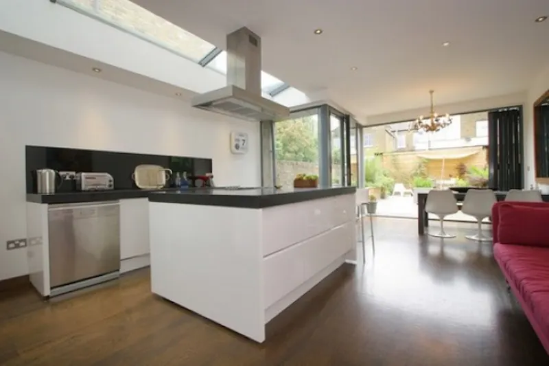 Glass at Dark glossy Kensal house, D1960 (photo 5)