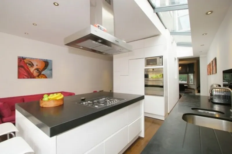 Dark glossy Kensal house, D1960 (photo 6)
