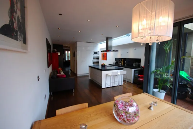 Dark glossy Kensal house, D1960 (photo 9)