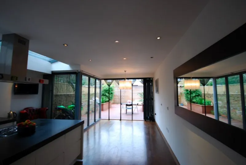 Dark glossy Kensal house, D1960 (photo 11)