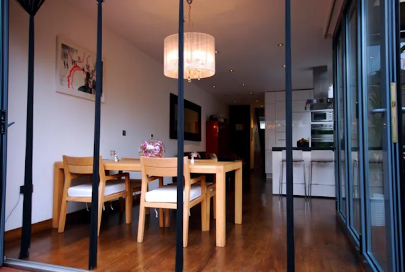 Dark glossy Kensal house, D1960 (photo 12)