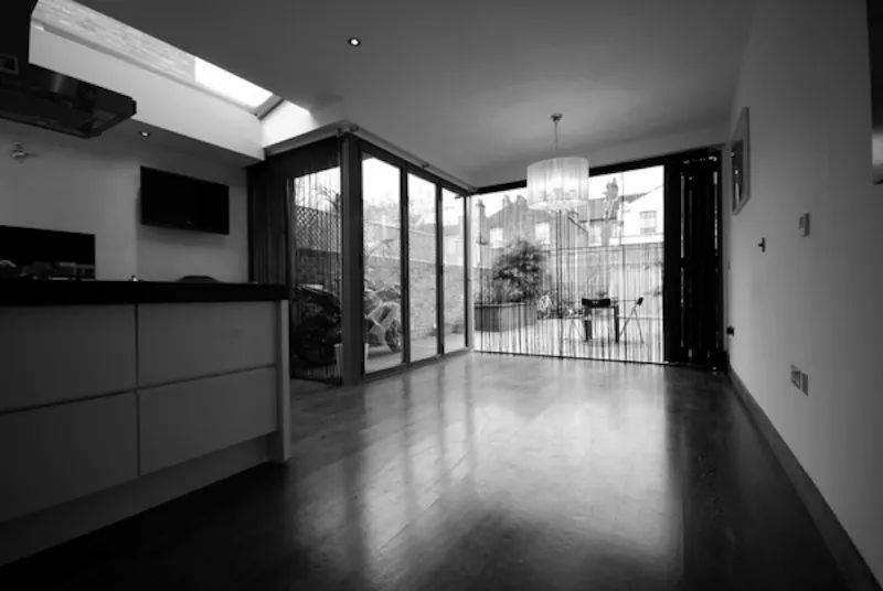 Dark glossy Kensal house, D1960 (photo 13)