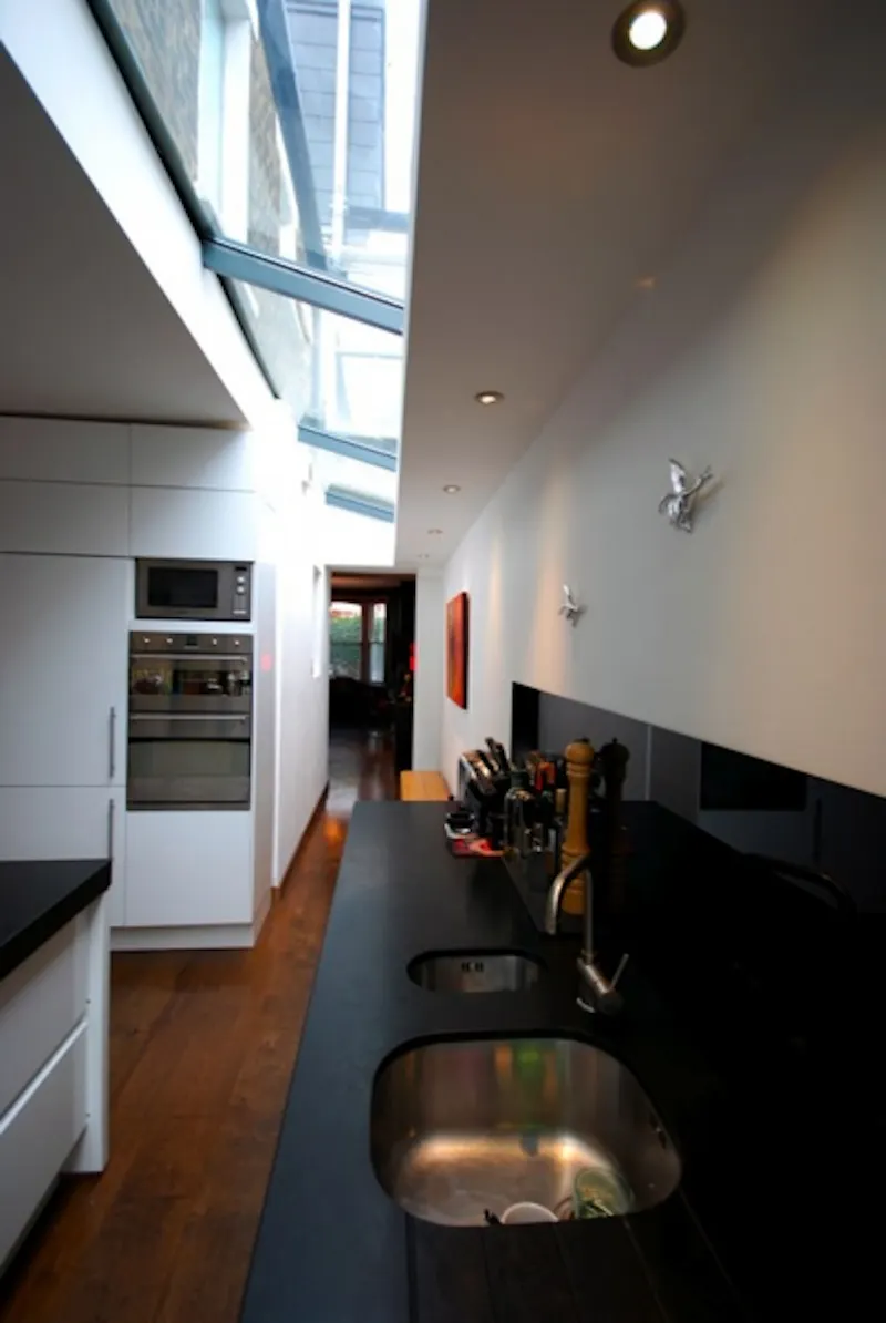Dark glossy Kensal house, D1960 (photo 14)