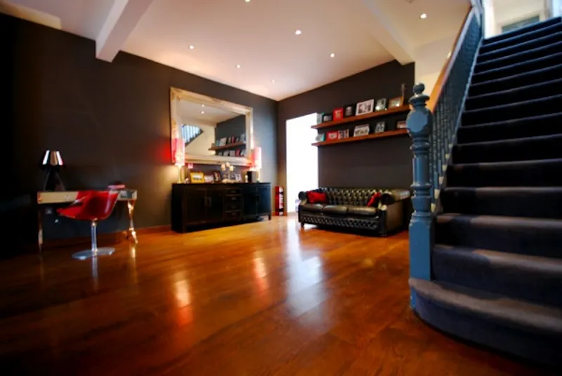 Staircase at Dark glossy Kensal house, D1960 (photo 17)