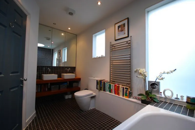 Bathroom at Dark glossy Kensal house, D1960 (photo 22)