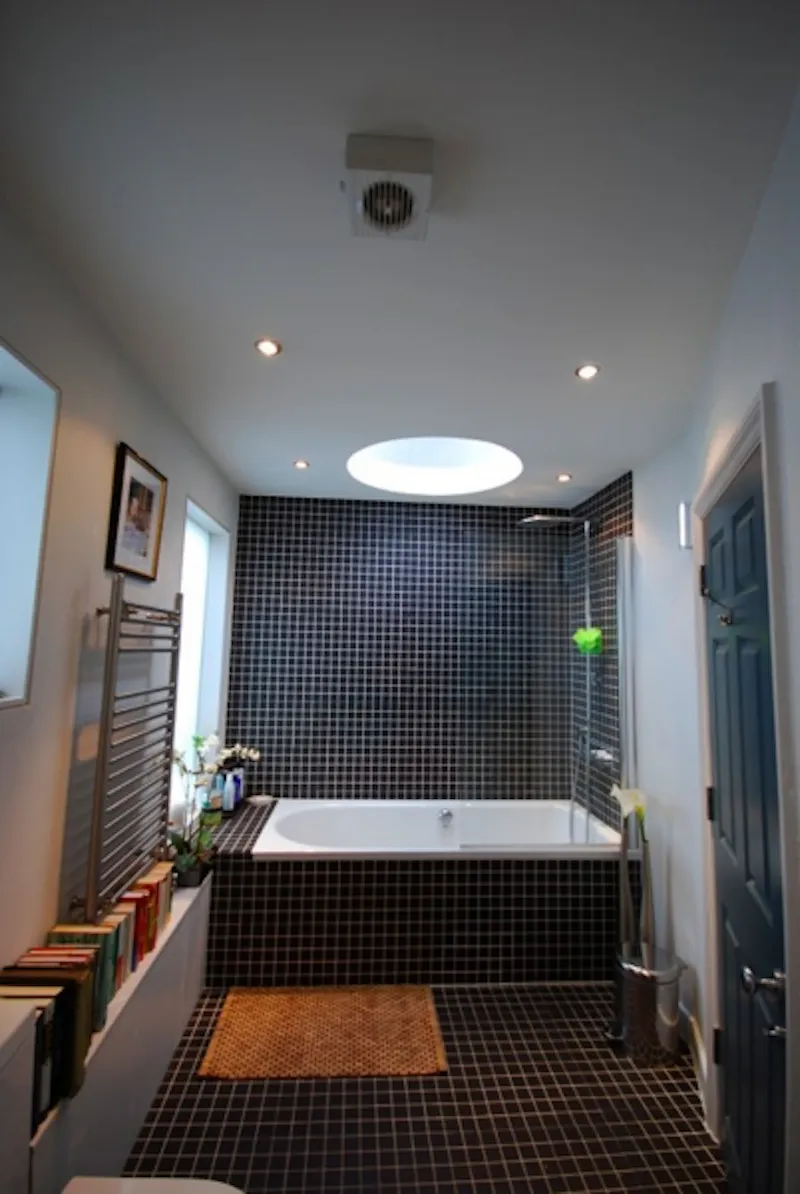 Bath at Dark glossy Kensal house, D1960 (photo 23)