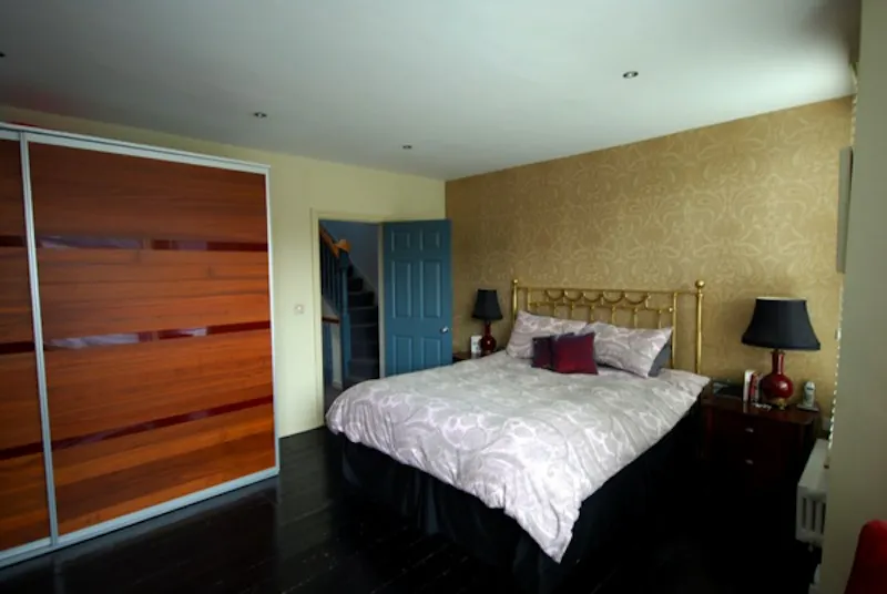 Bedroom at Dark glossy Kensal house, D1960 (photo 24)