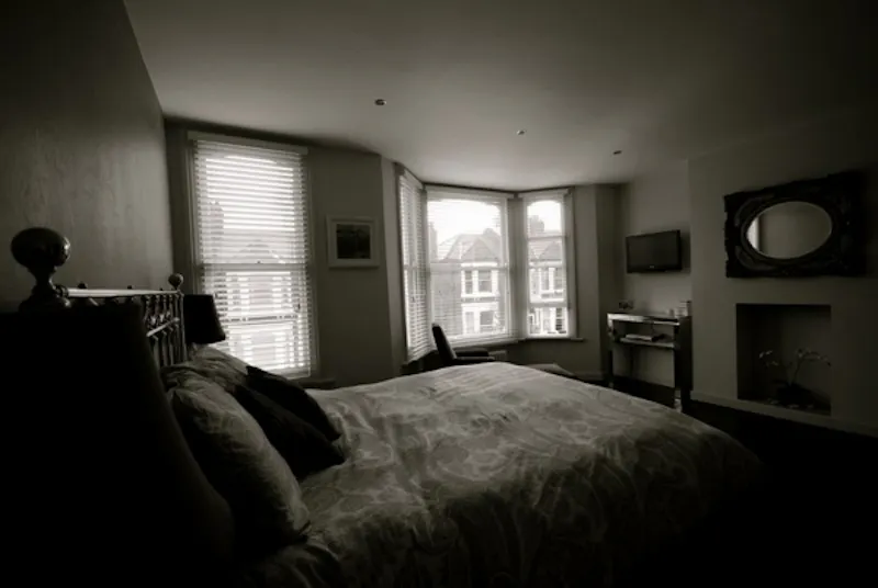 Dark glossy Kensal house, D1960 (photo 25)