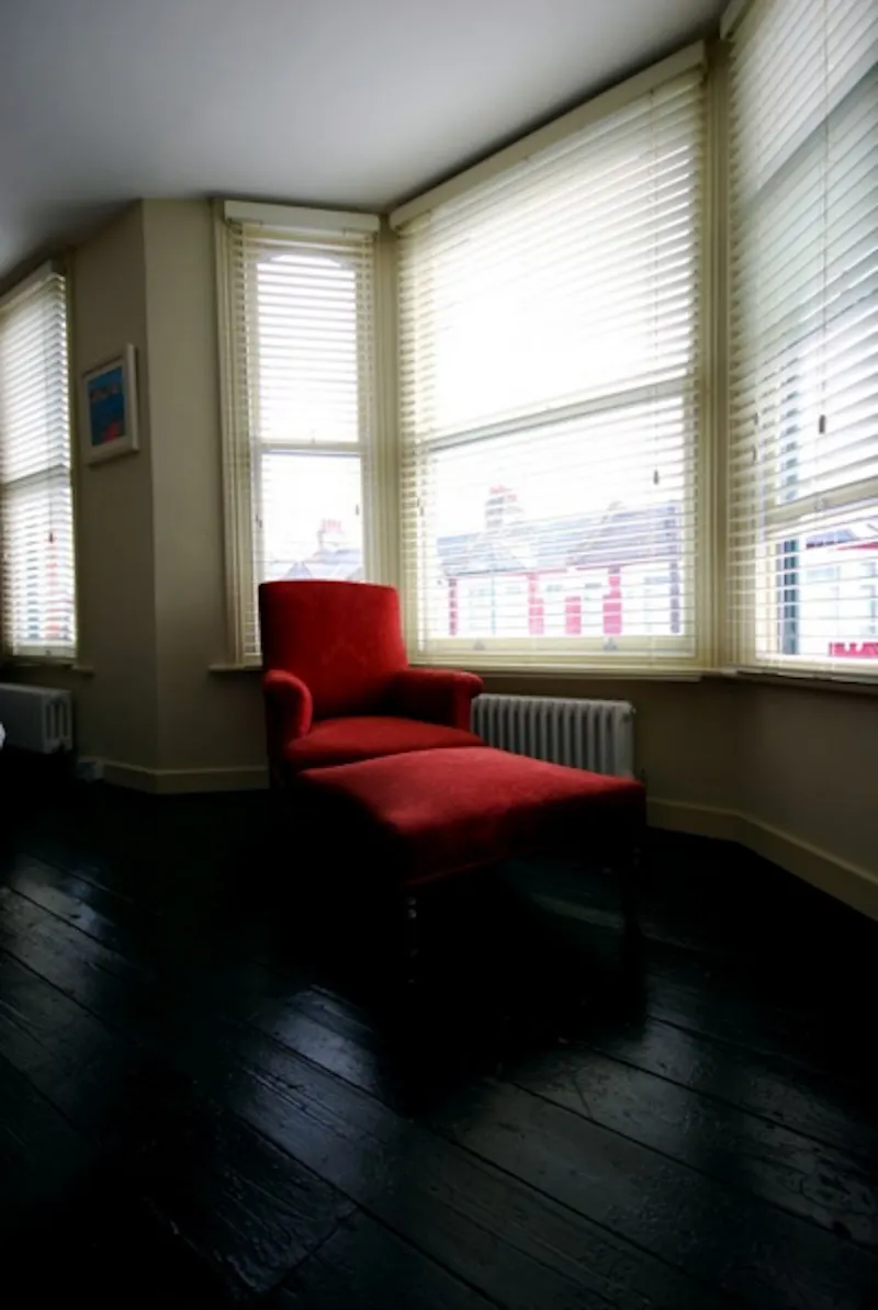 Dark glossy Kensal house, D1960 (photo 26)