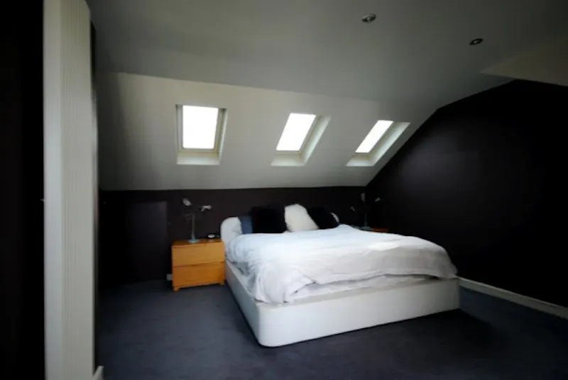 Bedroom at Dark glossy Kensal house, D1960 (photo 27)