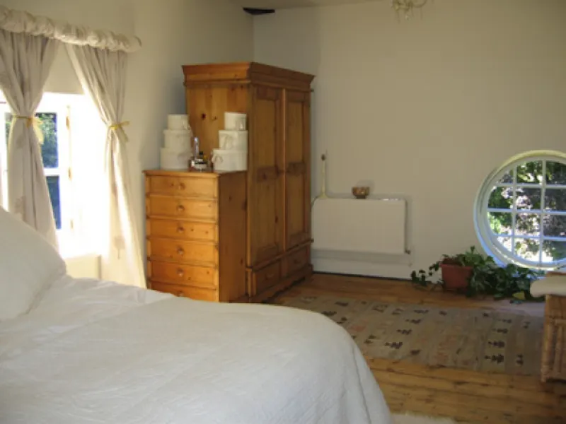 Bedroom at Petersfield country house, A1148 (photo 7)