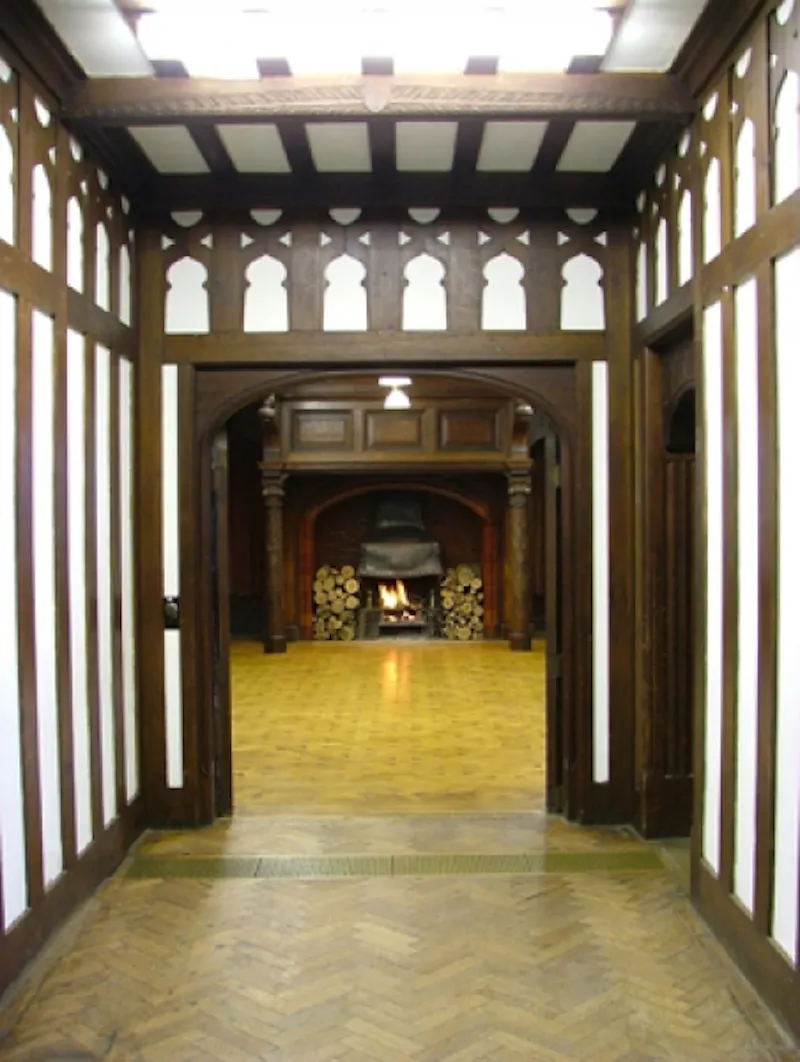 Fireplace at Stately hall near Newark, A1154 (photo 2)