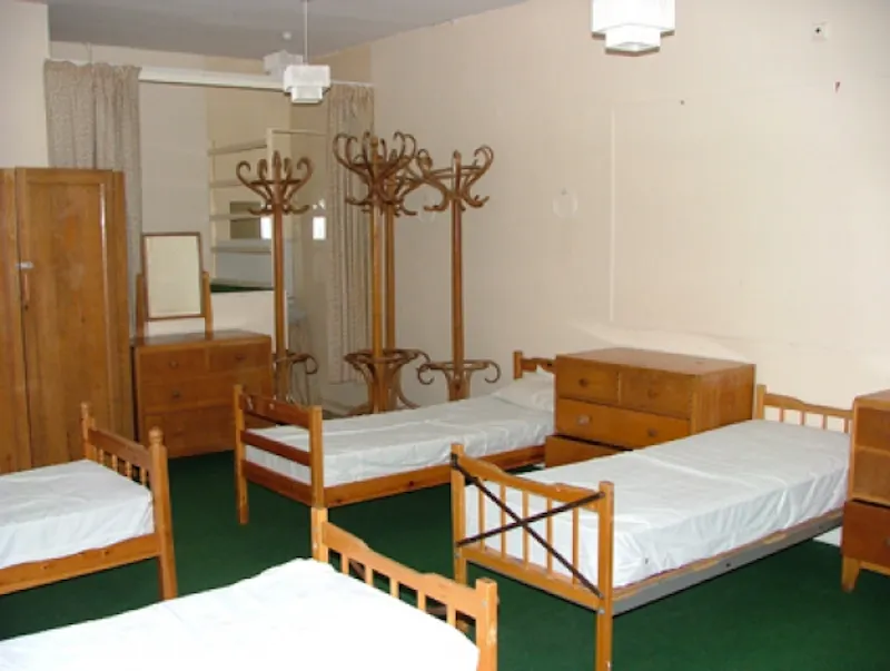Bedroom at Stately hall near Newark, A1154 (photo 9)