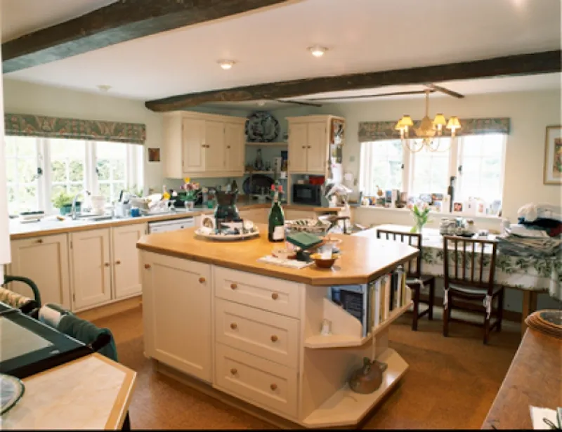 Kitchen at Andover Georgian country house, A1156 (photo 7)