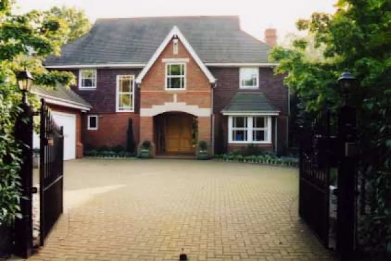 Driveway at Kingston detached house, D1359 (photo 1)