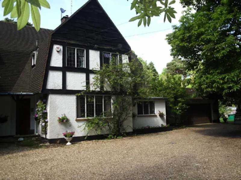 Driveway at West Byfleet country house, L571 (photo 1)