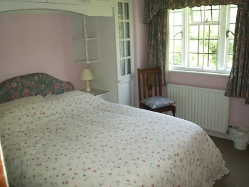 Bedroom at West Byfleet country house, L571 (photo 6)