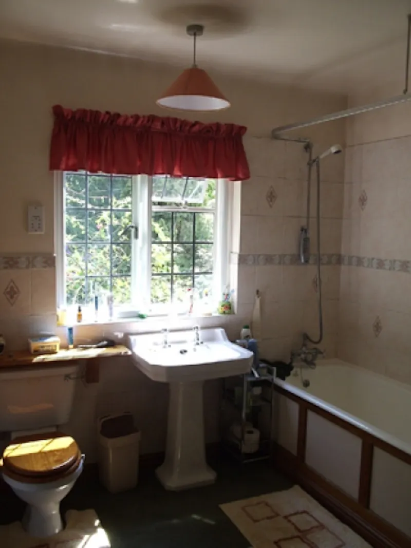 Bathroom at West Byfleet country house, L571 (photo 7)