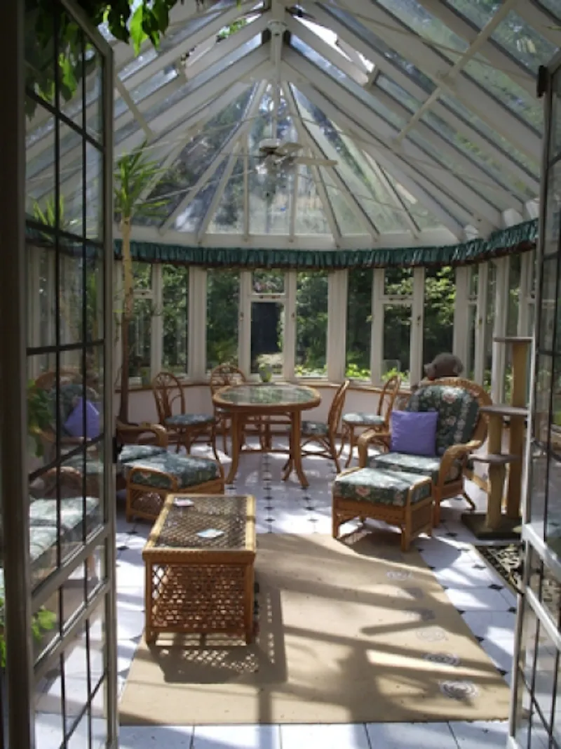 Conservatory at West Byfleet country house, L571 (photo 8)