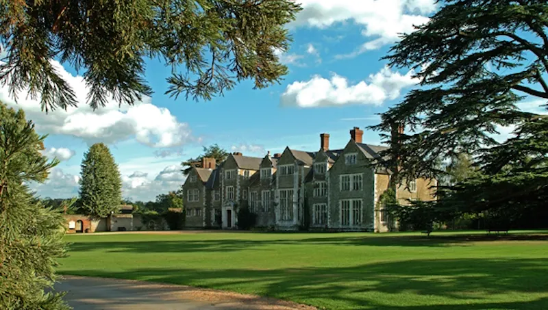 Guildford Elizabethan manor, M17 (photo 2)