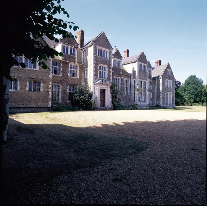 Driveway at Guildford Elizabethan manor, M17 (photo 3)