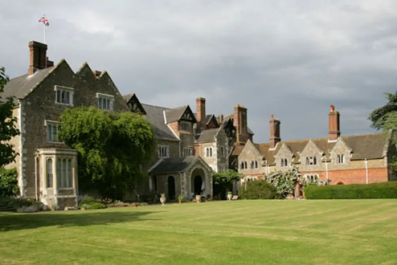 Guildford Elizabethan manor, M17 (photo 4)