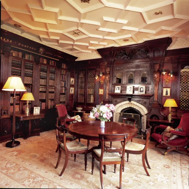 Library at Guildford Elizabethan manor, M17 (photo 6)