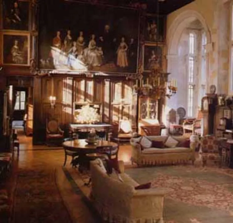 Drawing room at Guildford Elizabethan manor, M17 (photo 7)