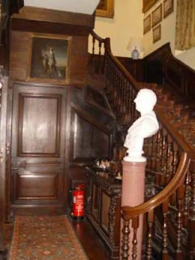Staircase at Guildford Elizabethan manor, M17 (photo 9)