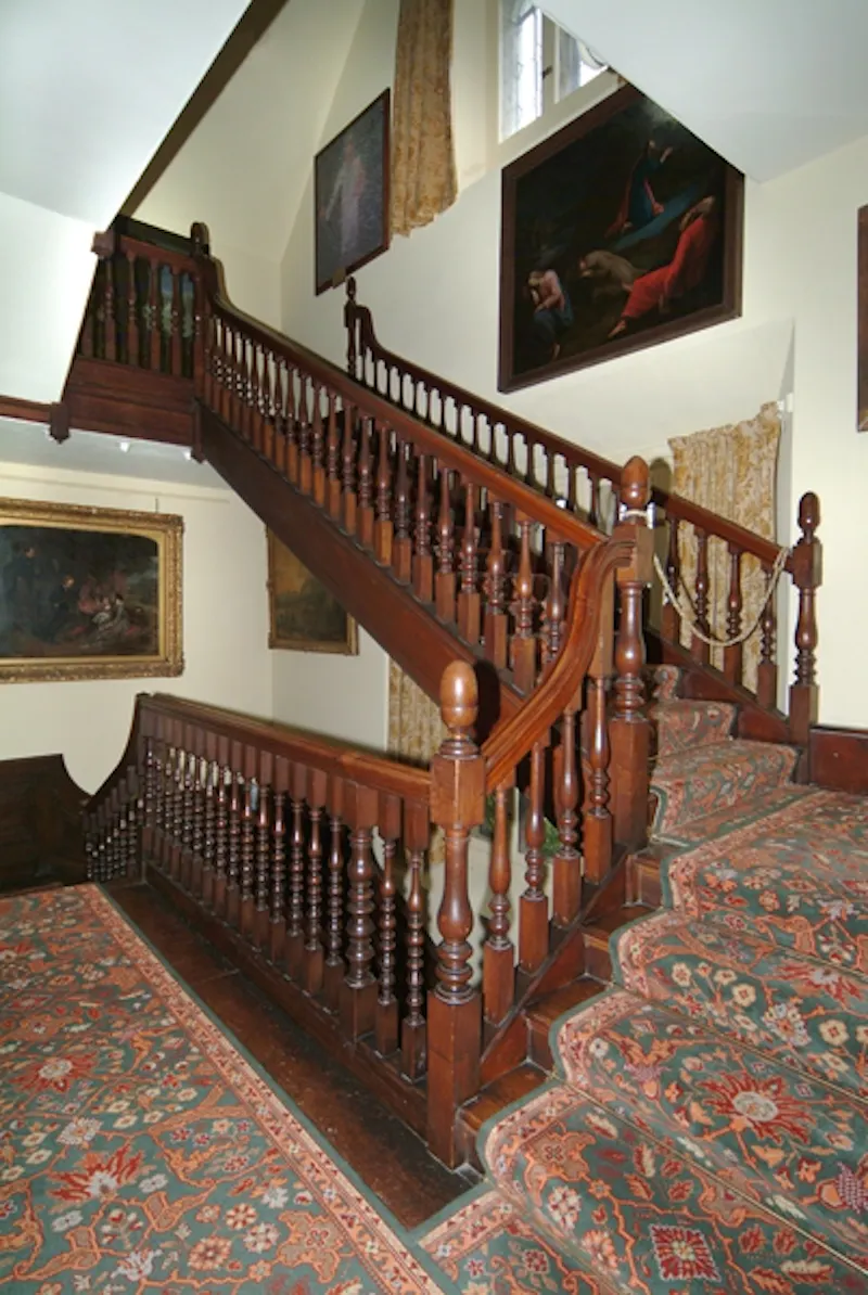 Staircase at Guildford Elizabethan manor, M17 (photo 11)