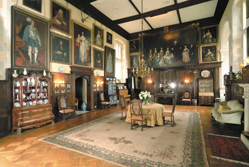 Drawing room at Guildford Elizabethan manor, M17 (photo 12)
