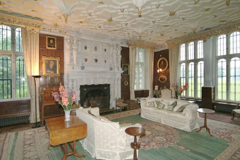 Living Room at Guildford Elizabethan manor, M17 (photo 16)