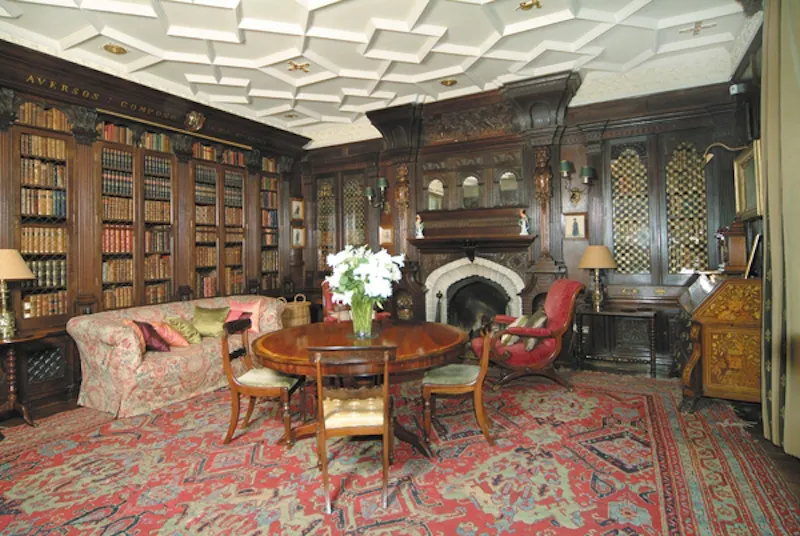 Library at Guildford Elizabethan manor, M17 (photo 17)