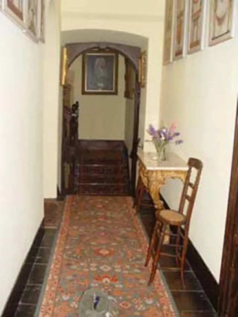 Corridor at Guildford Elizabethan manor, M17 (photo 23)